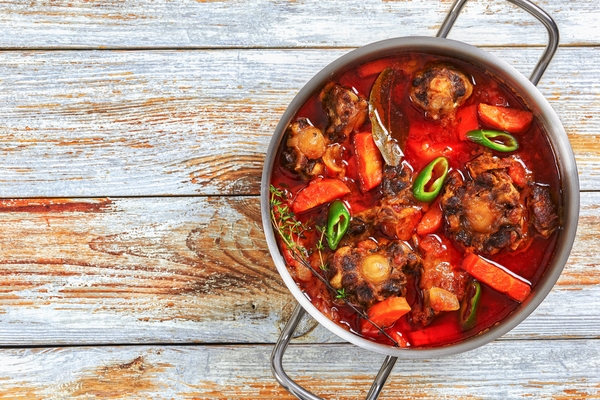 Gazpacho andaluz, rabo de toro y otros platos para degustar en Sevilla